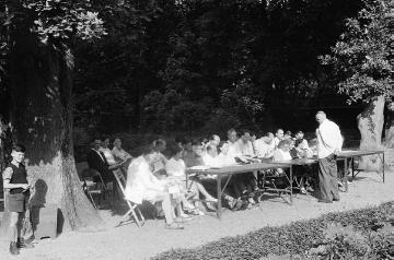 Tagungsrunde 1948 in Bad Homburg zum Wiederaufbau des Jugendherbergswesens nach dem 2. Weltkrieg (Neugründung des Deutschen Jugendherbergswerkes 1949 auf Burg Altena)