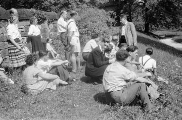 Tagungsrunde 1948 in Bad Homburg zum Wiederaufbau des Jugendherbergswesens nach dem 2. Weltkrieg - Teilnehmer während der Besichtigung des Römerkastells Saalburg