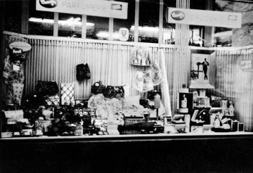 Schaufensterfront der Adler-Drogerie Otto Reckfort im Dekorationsstil der 1960er Jahre - Geschäftsgründung 1937, Warendorfer Straße 61a