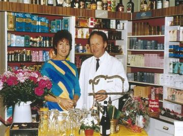 Karl-Heinz Reckfort mit Ehefrau Marianne anlässlich des 50-jährigen Geschäftsjubiläums der Adler-Drogerie Reckfort, eröffnet 1937 von seinem Vater Otto Reckfort an der Warendorfer Straße 61a