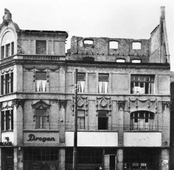 Kriegsende 1945: Wohn- und Geschäftshaus Warendorfer Straße 61 (Baujahr 1902) mit zerstörtem Dachgeschoss, im Erdgeschoss: Adler-Drogerie Otto Reckfort, gegründet 1937