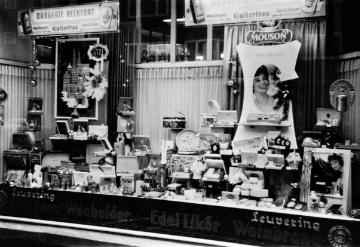 Schaufensterfront der Adler-Drogerie Otto Reckfort im weihnachtlichen Dekorationsstil der 1960er Jahre - Geschäftsgründung 1937, Warendorfer Straße 61a