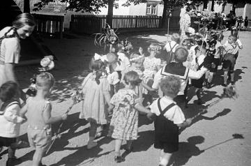 Richard Schirrmann, Alltagsleben: Kinderzug auf der Palmsonntagsfeier 1937 in Grävenwiesbach