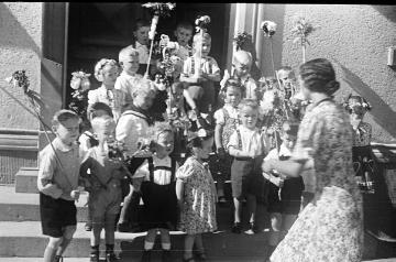 Richard Schirrmann, Alltagsleben: Dorfkinder mit Palmstöcken auf der Palmsonntagsfeier 1937 in Grävenwiesbach