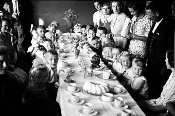 Richard Schirrmann, Alltagsleben: Kinderkaffeetafel auf der Palmsonntagsfeier 1937 in Grävenwiesbach
