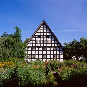 Museumshof im Siekertal: Kötterhaus mit Bauerngarten, Südansicht