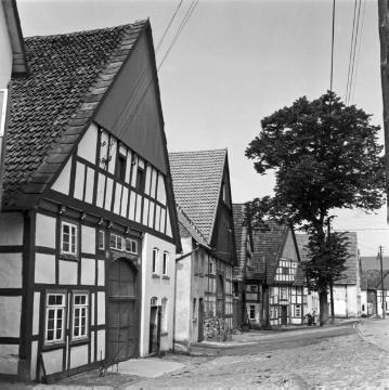 Dorfstraße mit Fachwerkbauernhäusern
