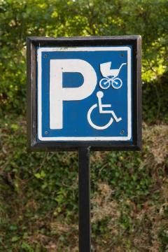 Verkehrszeichen "Parkplatz für Behinderte und Familien mit Kinderwagen"