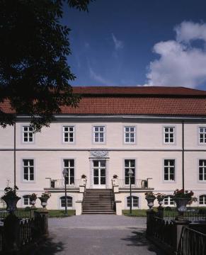 Wasserschloss Ovelgönne, Ortsteil Eidinghausen, erbaut im 17. Jh., 1983 renoviert und Nutzung als Bürgerhaus, später als Gastronomiebetrieb