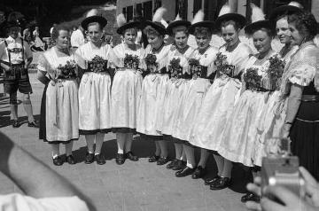 Trachtengruppe nach der Tanzaufführung vor einer Jugendherberge am Walchensee (Urfeld oder Kochel), Bayern, undatiert - Anlass evtl. Einweihung des Gebäudes oder Tagung des Deutschen Jugendherbergswerkes