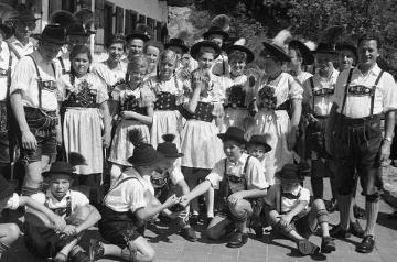 Trachtengruppe nach der Tanzaufführung vor einer Jugendherberge am Walchensee (Urfeld oder Kochel), Bayern, undatiert - Anlass evtl. Einweihung des Gebäudes oder Tagung des Deutschen Jugendherbergswerkes