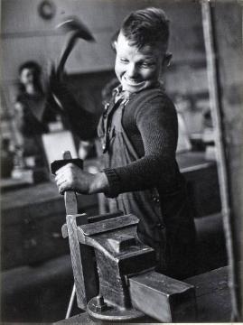 Lehrling - Motiv aus einem Fotoalbum des Jugendherbergswerkes Saarland für Richard Schirrmann zum 80. Geburtstag 1954, Fotografien von Joachim Lischke, undatiert