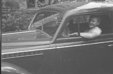 Richard Schirrmann, Familie: Tochter Irmgard am Steuer seines Opel Olympia - Geschenk amerikanischer Freunden zur Unterstützung Schirrmanns beim Wiederaufbau des Deutschen Jugendherbergswerkes nach dem 2. Weltkrieg