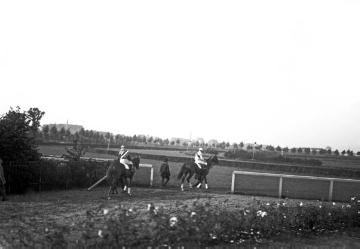 Pferderennen auf der Galopprennbahn Horst, August 1916: Einzug der Teilnehmer