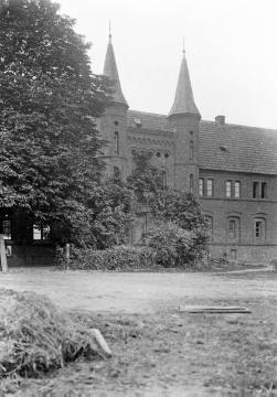 Wasserburg Haus Wilbring, Partie der Vorburg - Haupthaus seit 1866 unbewohnt, seit 1918 verfallen