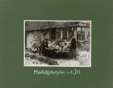 Kartoffeln schälen vor der Jugendherberge, rechts: Richard Schirrmann, in: Fotoalbum "Deutsche Jugendherbergen" des Verbandes für Deutsche Jugendherbergen, Hilchenbach, undatiert