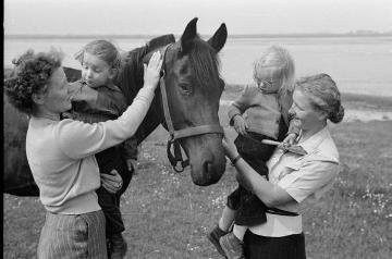 Richard Schirrmann, Familie: Tochter Irmgard (rechts, geb. 1933) mit Pferd, undatiert, um 1955?