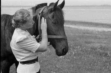 Richard Schirrmann, Familie: Tochter Irmgard (geb. 1933) mit Pferd, undatiert, um 1955?