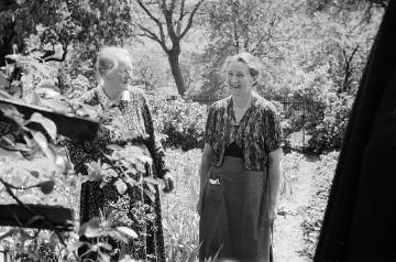 Richard Schirrmann, Familie: Schwester Käthe Schirrmann (links) mit seiner zweiten Ehefrau Elisabeth (ab 1929) im Garten des