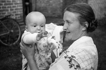 Richard Schirrmann, Familie: Gattin Elisabeth Schirrmann mit ihrem vierten Kind Wolfram, geboren 1934