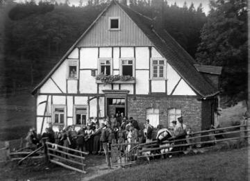 Wandergruppe vor der Jugendherberge Berleburg-Kühhude, Siegerland, eröffnet 1912