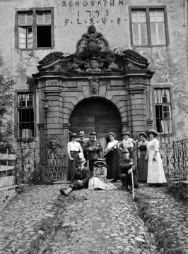 Ausflugsgesellschaft vor dem Portal von Burg Schnellenberg, undatiert, um 1910? [vgl. Ausschnittvergrößerung 07_638]