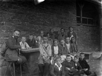 Schülerwanderfahrt mit Lehrer Richard Schirrmann (nicht im Bild): Jugendgruppe mit Betreuer bei der Rast, undatiert, um 1910?