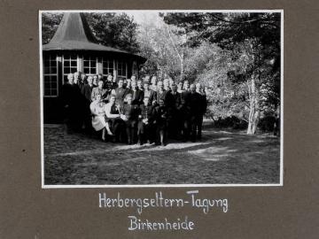 Tagung der Jugendherbergseltern in Birkenheide, Rheinland-Pfalz - aus einem Geschenkalbum des Landesverbandes Unterweser-Ems für Richard Schirrmann zum 75. Geburtstag, erstellt 1949