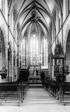 St. Georg- Kirche, Kirchenhalle Richtung Altar, neugotischer Bau, 1853-1856 errichtet, Turm des Vorgängerbaus aus dem 12. /13. Jh.
