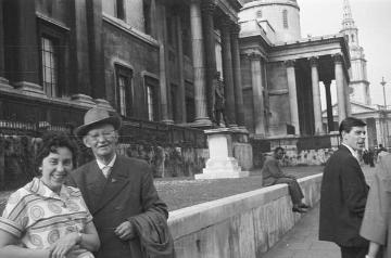London 1959 - Richard Schirrmann (vorn mit Dame) am Trafalgar Square mit dem Eingang zur National Gallery, im Hintergrund die Kirche St. Martin-in-the-Fields. Impressionen einer Englandreise mit Besuch einheimischer Jugendherbergen (Original ohne Angaben, undatiert)