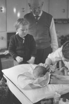 Richard Schirrmann, Familie: Großeltern Richard und Elisabeth Schirrmann mit ihren Enkeln Michael (geb. 1954) und Baby Christopher (geb. 1958), Söhne ihrer ältesten Tochter Sunhild, verheiratete Wesselborg, Grävenwiesbach, 1958