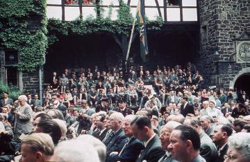 Feierstunde zum 50-jährigen Bestehen des Deutschen Jugendherbergswerkes 1909-1959 in Anwesenheit von Theodor Heuss (Bundespräsident 1949-1959) auf Burg Altena