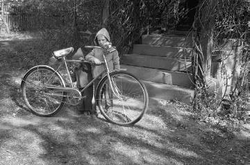 Das "goldene Fahrrad", ein Geschenk des amerikanischen Jugendherbergswerkes an Richard Schirrmann in Erinnerung an seine Europa-Fahrten mit amerikanischen Studenten in den 1930er Jahren, überreicht anlässlich der Internationalen JH-Konferenz in Bonn 1959