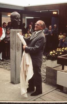Enthüllung einer Richard Schirrmann-Büste anlässlich der Einweihung der Jugendherberge Grävenwiesbach im Jahre 1964