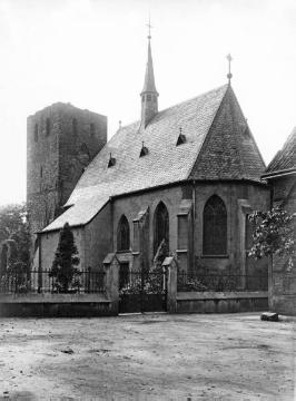 Schloss Westerholt, Schlosskapelle (ehemals Pfarrkirche St. Martinus) mit Blick auf die Turmruine der alten Dorfkirche in Westerholt, um 1916?