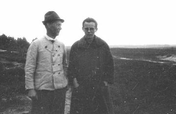 Richard Schirrmann (links), Gründer des Senne-Erholungslagers "Kinderdorf Staumühle" für bedürftige Schulkinder aus dem Ruhrgebiet, in Funktion 1925-1932, auf Spaziergang in der Lagerumgebung, undatiert