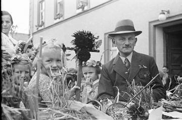 Richard Schirrmann, Alltagsleben: Erntedankfest in Grävenwiesbach 1938, Umzugswagen der Kinder