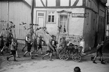 Richard Schirrmann, Alltagsleben: Kinderzug auf dem Erntedankfest in Grävenwiesbach 1938