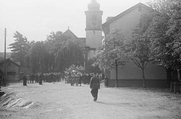 Richard Schirrmann, Alltagsleben: Erntedankfest in Grävenwiesbach 1938, Festumzug an der Dorfkirche