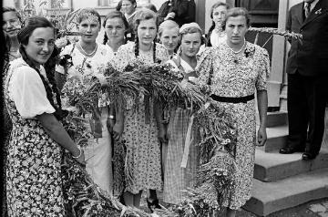 Richard Schirrmann, Alltagsleben: Erntedankfest in Grävenwiesbach 1938, junge Frauen mit Erntedankschmuck