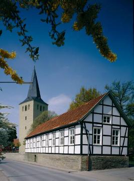 Fachwerkgebäude an der St. Severin-Kirche im historischen Ortskern von Schwefe