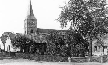 Ortsteil Wulfen mit kath. Pfarrkirche St. Matthäus, um 1920?