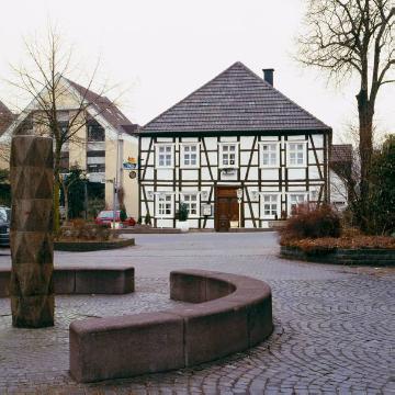 Bremen, sanierter Ortskern mit Gasthof "Alte Post" und verkehrsberuhigtem Rathausplatz
