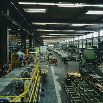 Aluminiumwerk Brökelmann, Höingen: Blick in die Produktionshalle
