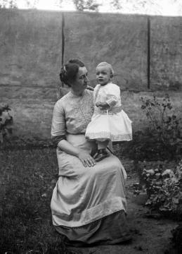 Dr. Joseph Schäfer, Familie: Gattin Maria Schäfer mit dem einjährigen Sohn Hans-Joachim, Recklinghausen im September 1911