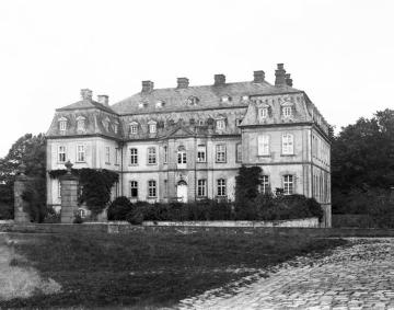 Schloss Schwarzenraben, Hauptfront - Barockbau, errichtet 1765-1768 nach Plänen von Franz Christoph Nagel und Johann Matthias Kitz