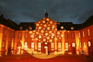 Weihnachtlich beleuchtet: Kloster Dalheim - LWL-Landesmuseum für Klosterkultur