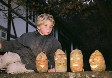 "Rübengeistern", traditionelles Rübenschnitzen für Kinder im LWL-Freilichtmuseum Detmold, Herbstbrauchtum zur Vertreibung der bösen Mächte der Finsternis