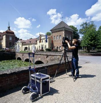 Esther Sobke, Auszubildende Fotografie im LWL-Medienzentrum, bei der Vorbereitung der Fachkamera für großformatige Aufnahmen des Sporthotels Schloss Velen, Schlossplatz 1