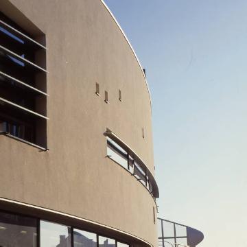 Neue Stadtbibliothek, erbaut 1993: Fassadenpartie des Ostflügels